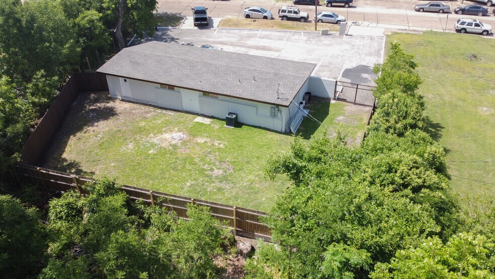 More Photos Of 1414 Forest Ln, Garland Office For Lease