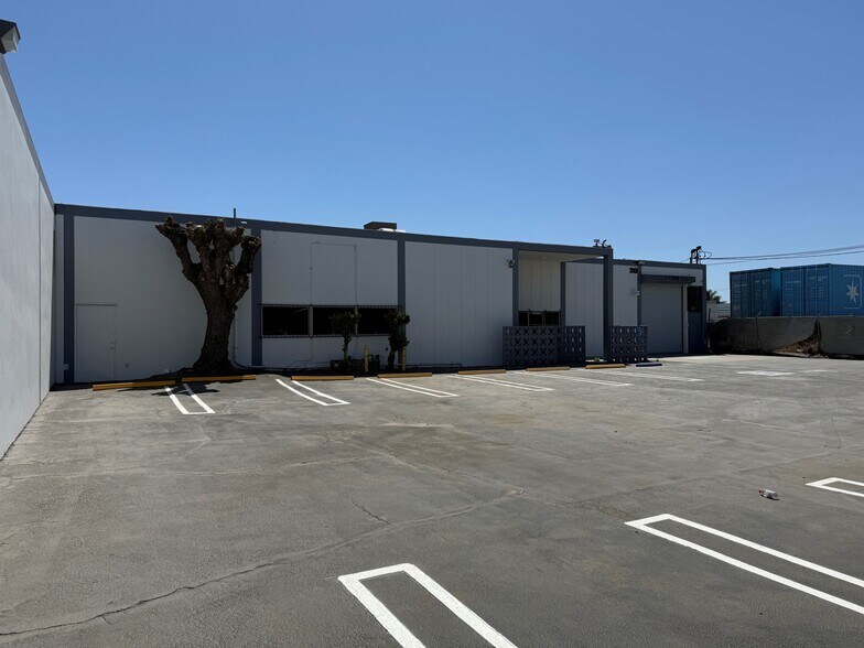 More Photos Of 210 W 131th St, Los Angeles Manufacturing For Lease