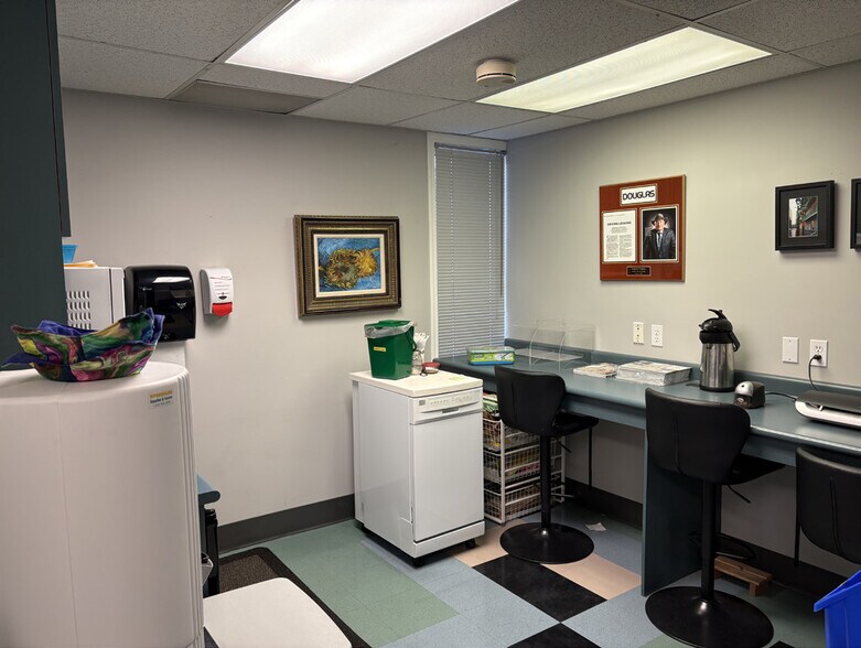 More Photos Of 1610-1620 Cook St, Victoria General Retail For Sale