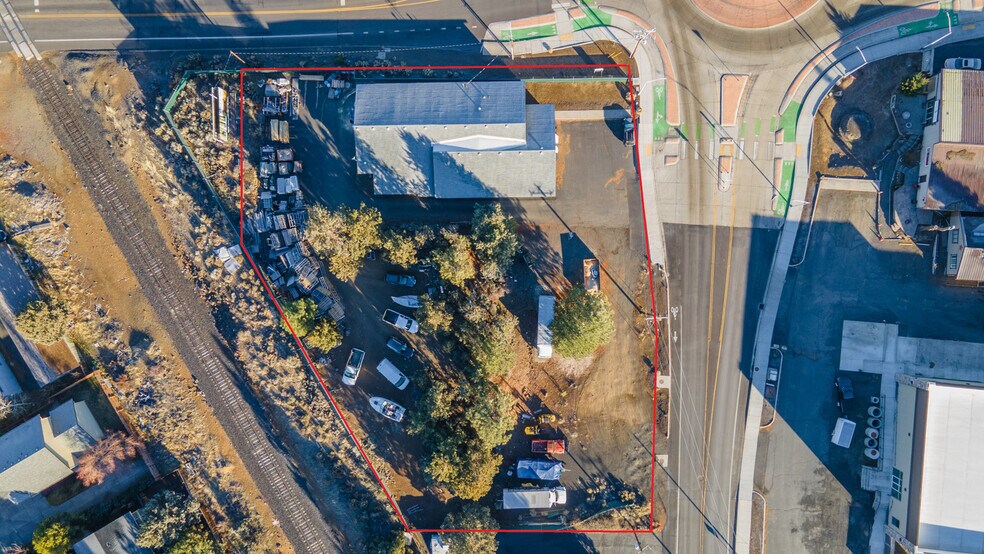 More Photos Of 625 SE 9th St, Bend Warehouse For Sale