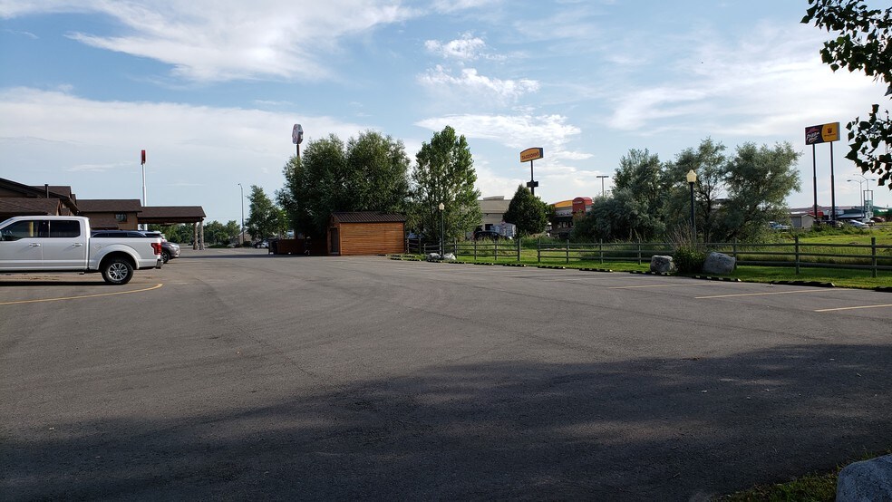 More Photos Of 201 14th St W, Hardin Hotel For Sale