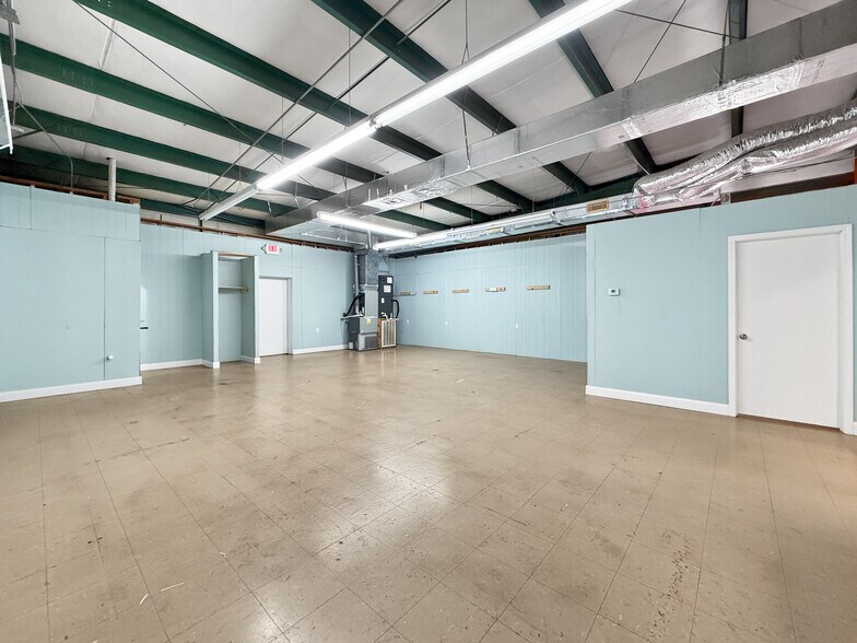 More Photos Of 200-240 McFarland Blvd, Northport General Retail For Lease