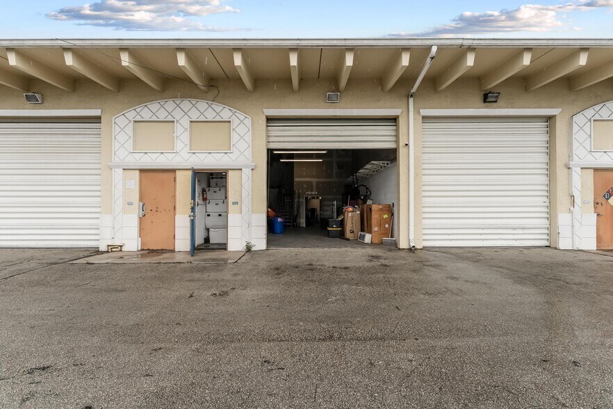 More Photos Of 2201-2227 SW 57th Ave, West Park Warehouse For Sale