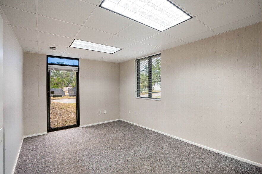More Photos Of 2501 S Tamiami Trl, Sarasota Office For Lease