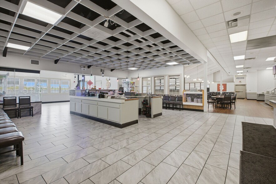 More Photos Of 8870 Kingsridge Dr, Dayton Restaurant For Sale