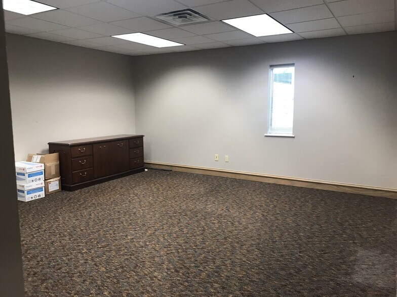 More Photos Of 2110-2120 S Broadway, Edmond Office For Lease