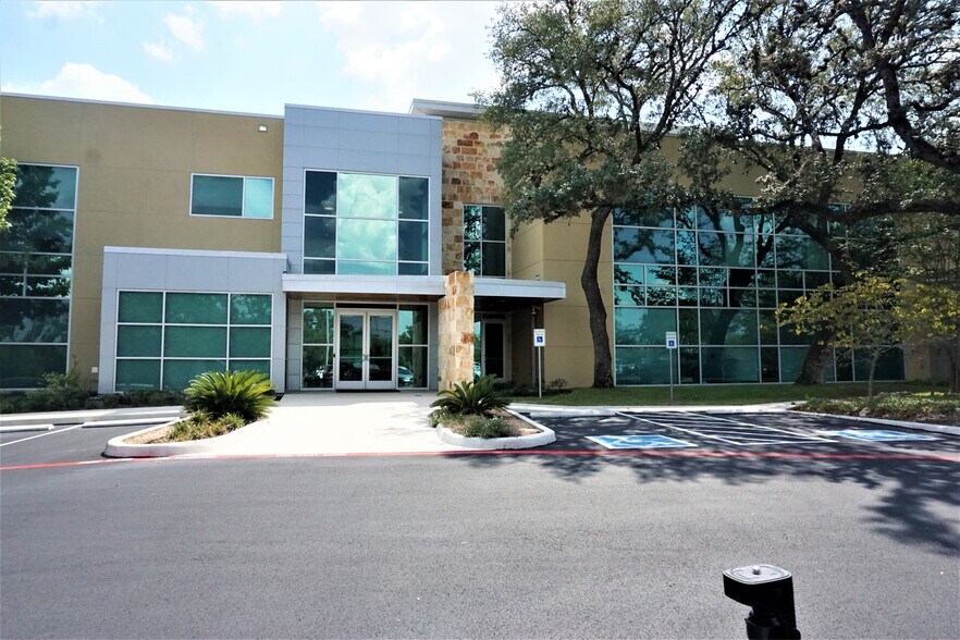 More Photos Of 17339 Redland Rd, San Antonio Office For Lease