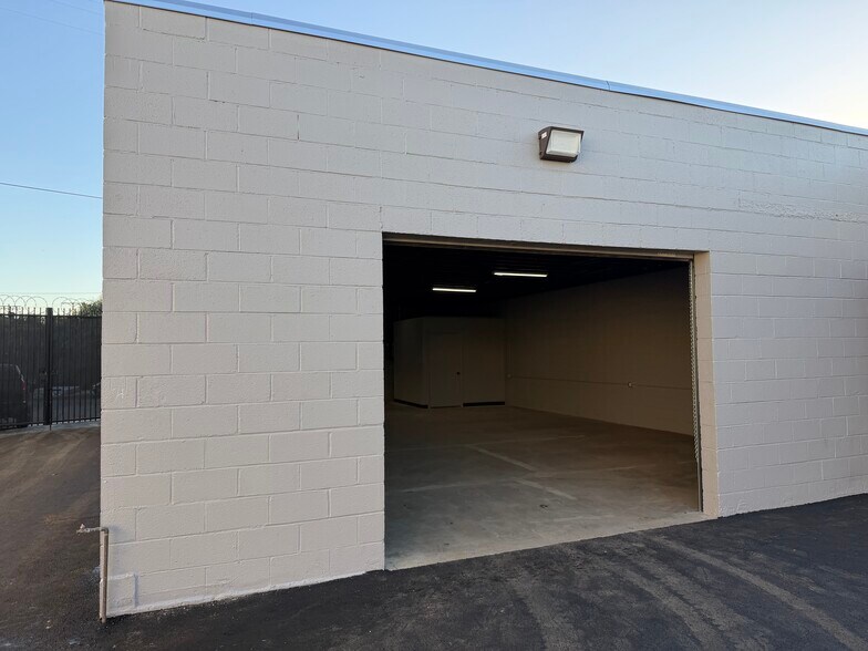 More Photos Of 14641-14643 Lull St, Van Nuys Warehouse For Lease