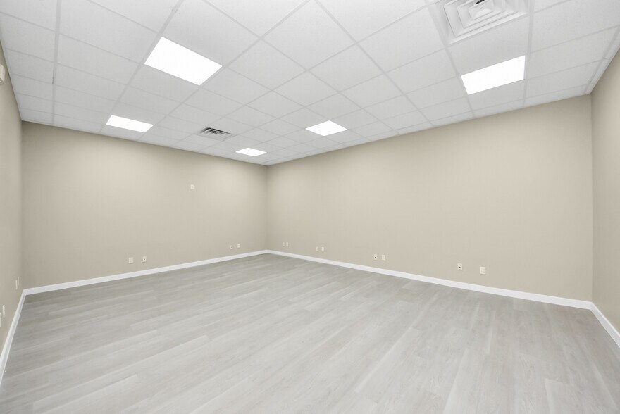 More Photos Of 1563 Live Oak St, Webster Office For Sale
