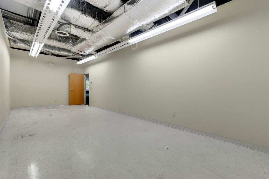 More Photos Of 8645 E Backwater Rd, North Webster Showroom For Lease