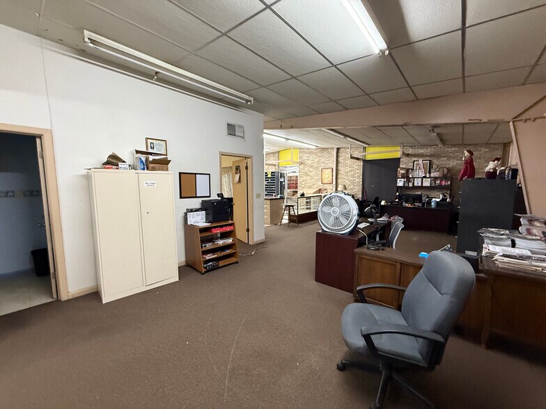 More Photos Of 306 N Wells St, Edna Office For Sale