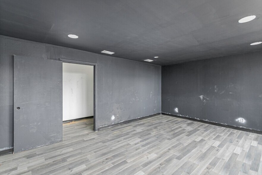 More Photos Of 327-345 E Bay St, Jacksonville Storefront Retail Office For Lease
