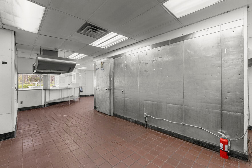 More Photos Of 15839 Telegraph Rd, Redford Township Fast Food For Lease