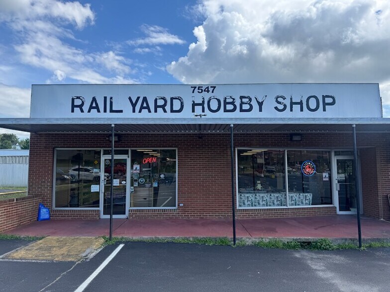 Primary Photo Of 7547 Williamson Rd, Hollins Storefront For Lease