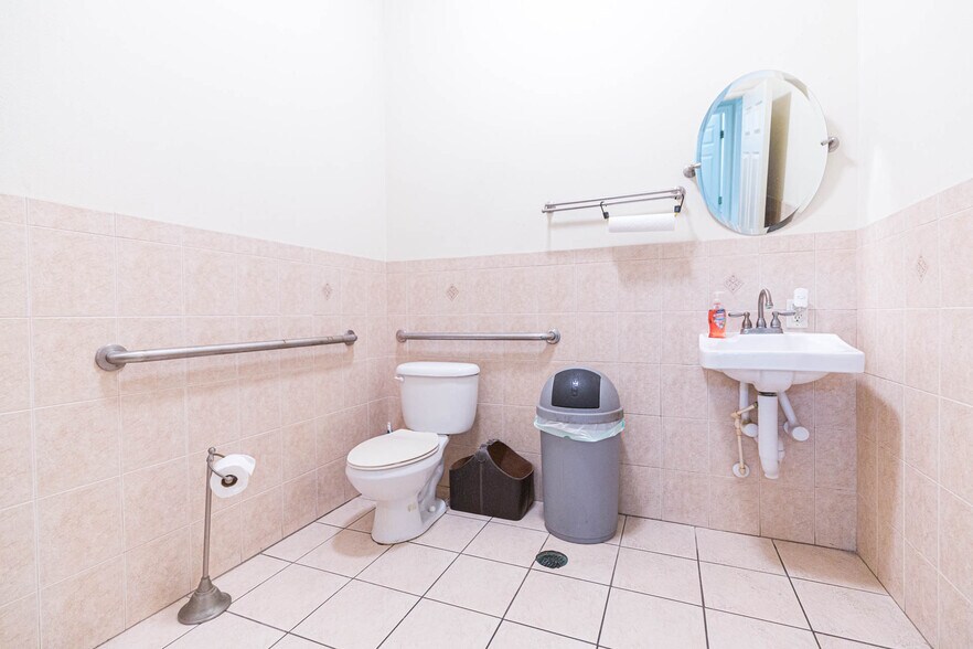 More Photos Of 13815 21st St, Dade City Auto Dealership For Sale