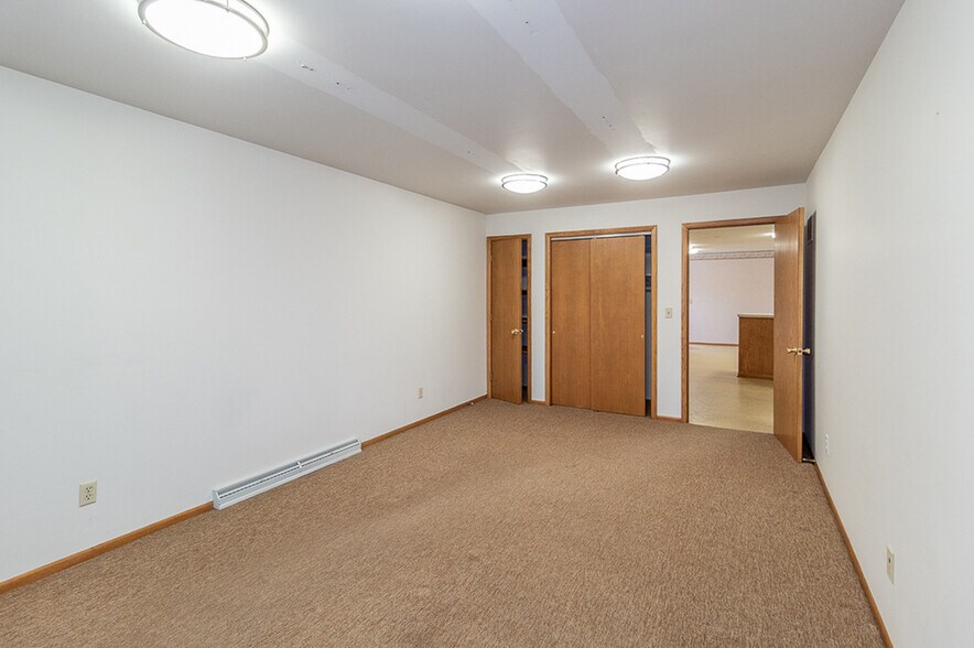 More Photos Of 104 S Main St, Marion Office For Sale