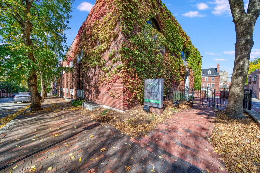More Photos Of 99 Middle St, Manchester Office Residential For Sale