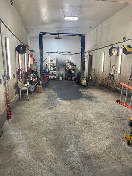 More Photos Of 16001 SE Mcloughlin Blvd, Milwaukie Auto Repair For Lease