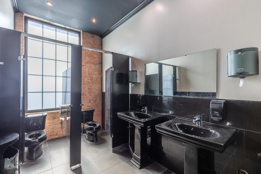 More Photos Of 141 Oak St, Abilene Storefront Retail Office For Sale