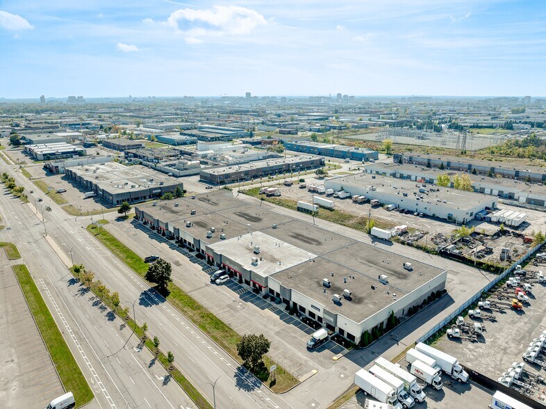 More Photos Of 3420-3480 Boul Industriel, Laval Service For Lease