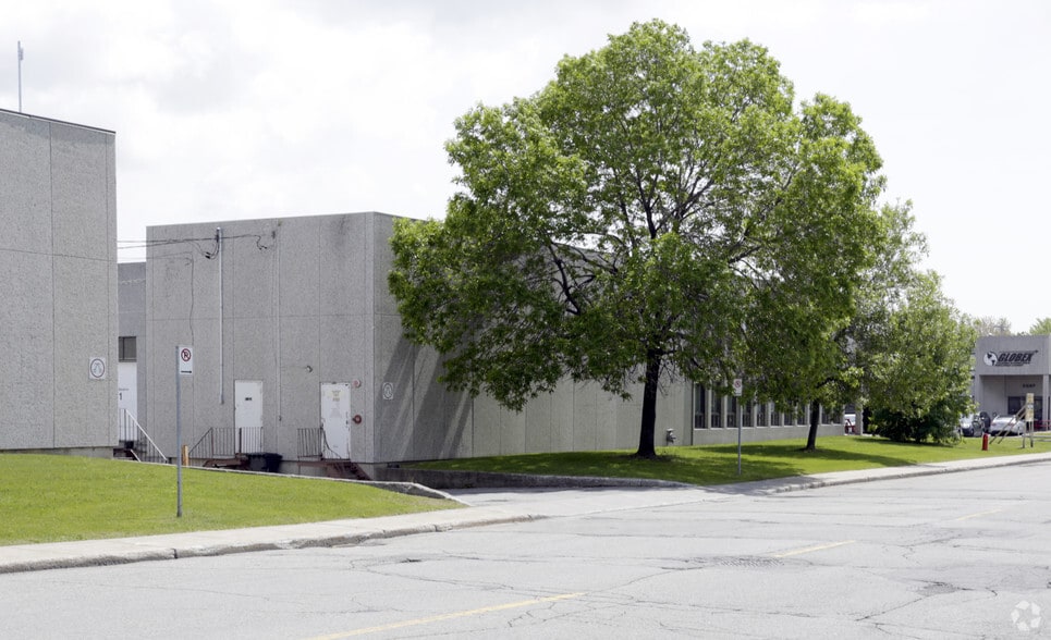 More Photos Of 2305-2329 Rue Guénette, Saint-Laurent Distribution For Sale
