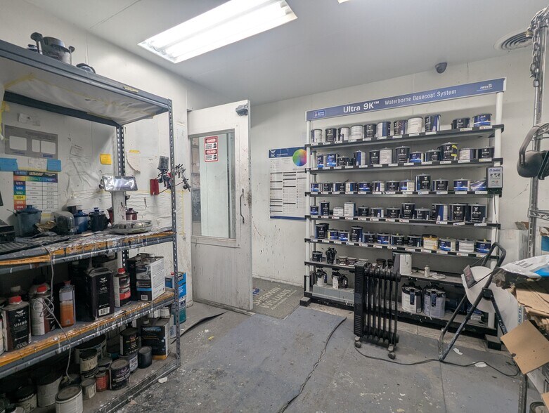 More Photos Of 5320 W Parkway St, Groves Industrial For Sale