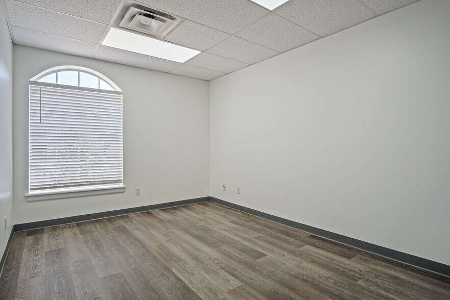 More Photos Of 2412 Palmer Cir, Norman Office For Sale