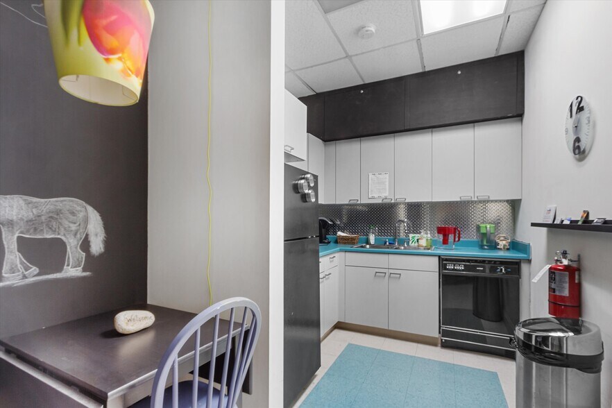 More Photos Of 8911 Lakewood Dr, Windsor Medical For Lease