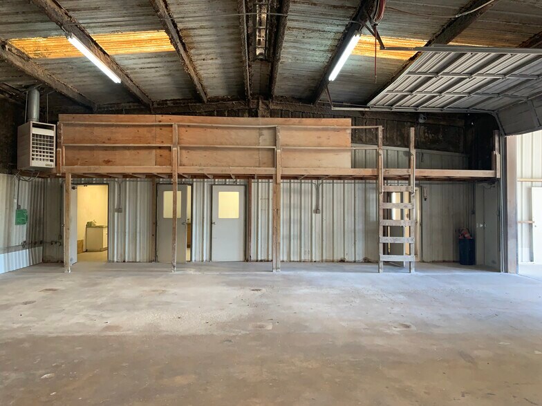 More Photos Of 13240 Pond Springs Rd, Austin Warehouse For Sale