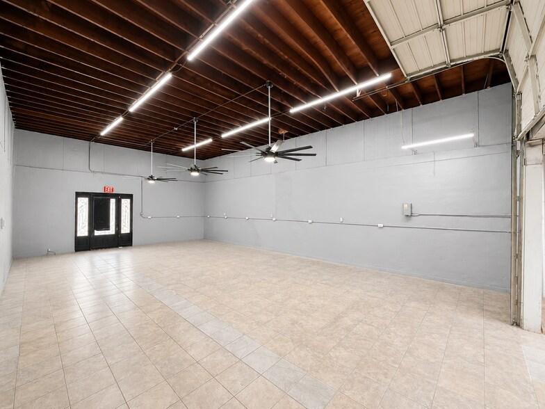 More Photos Of 755 N General McMullen Dr, San Antonio Light Manufacturing For Lease