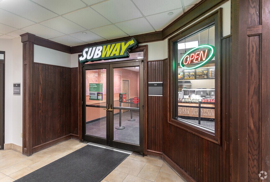 More Photos Of 8402 Harcourt Rd, Indianapolis Medical For Lease