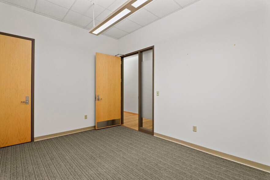 More Photos Of 15 SW Old State Capitol Plz, Springfield Office For Lease