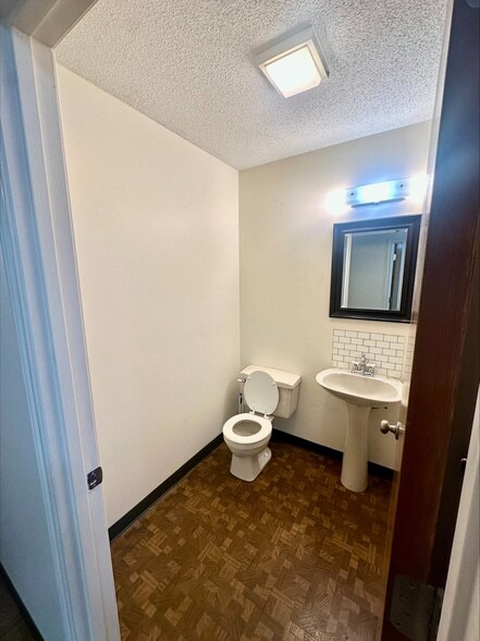 More Photos Of 327 Fowlkes St, Sealy Office For Lease