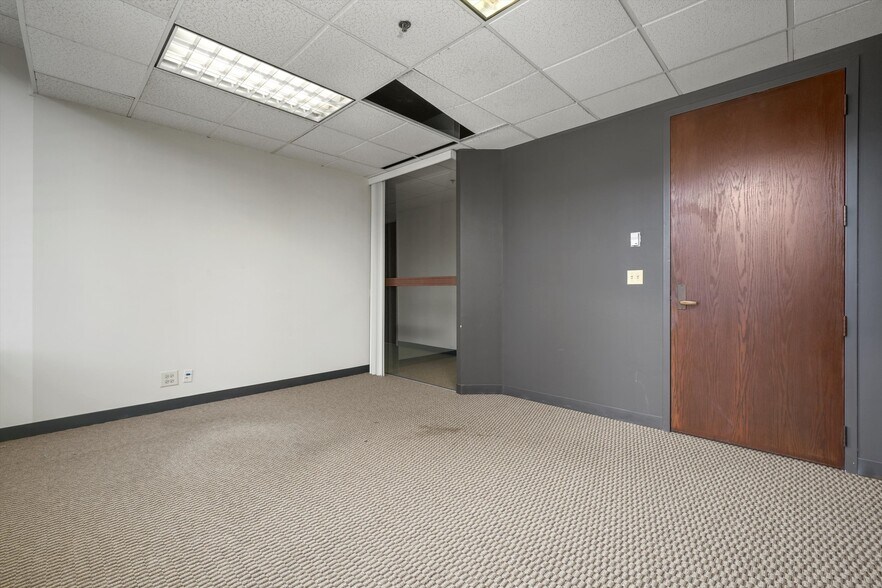 More Photos Of 211 W Wacker Dr, Chicago Office For Sale