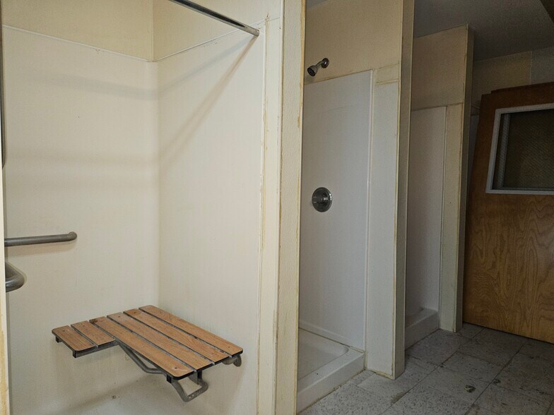 More Photos Of 952 Bragg Blvd, Fayetteville Flex For Sale