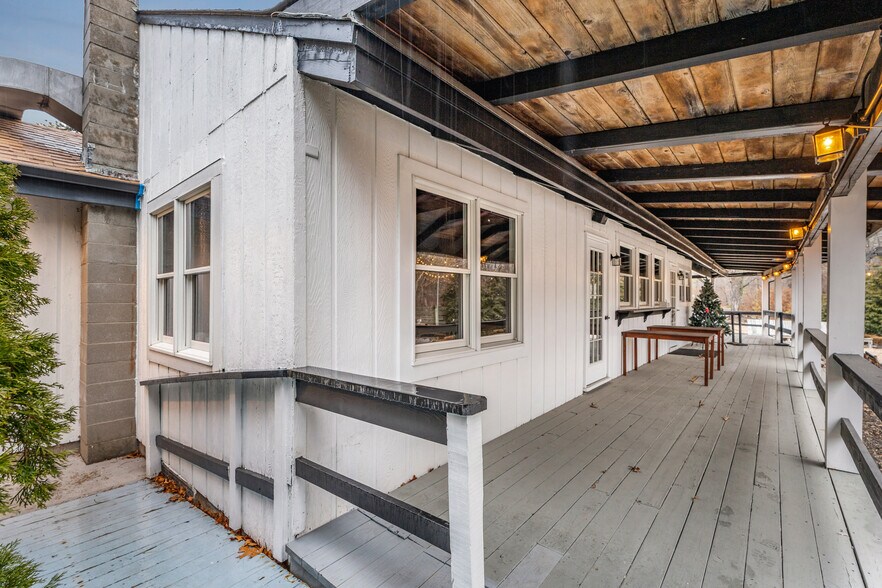 More Photos Of 412 Montauk Hwy, East Quogue Freestanding For Sale