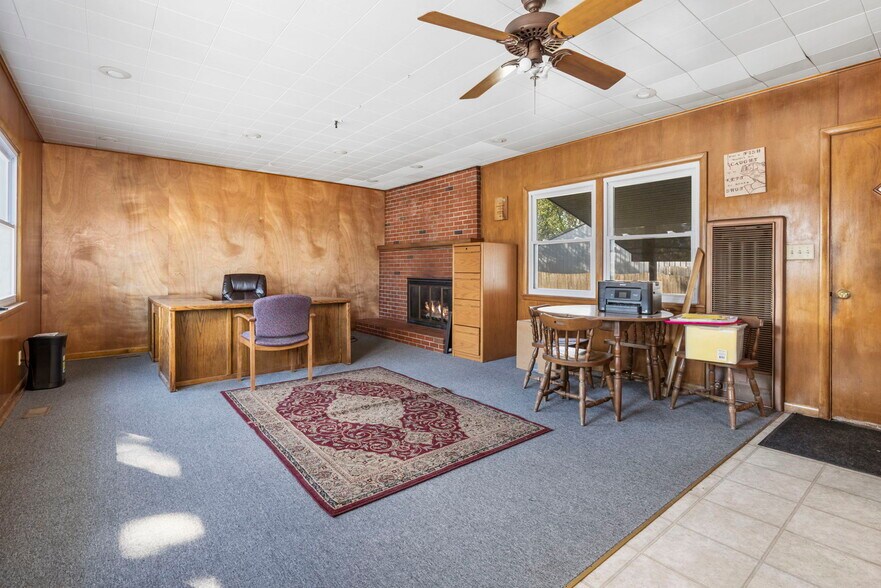 More Photos Of 1658 Saint Louis St, Springfield Office For Lease