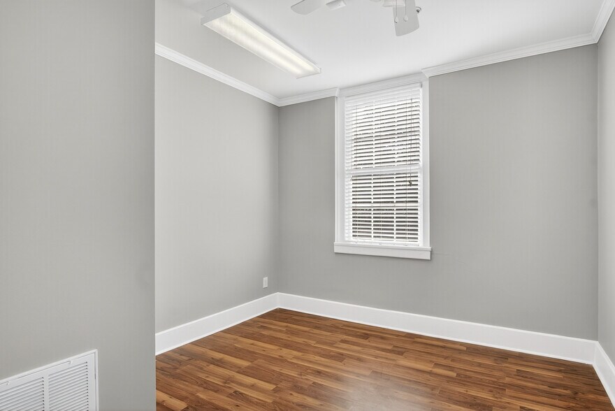 More Photos Of 115 E Market St, Warrenton Office For Lease