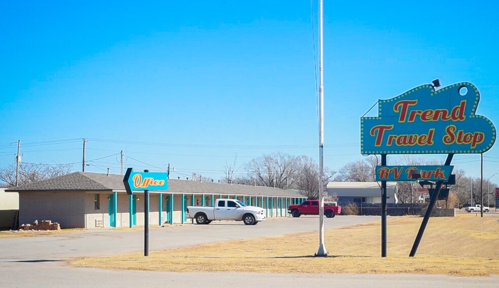 Primary Photo Of 1000 W Cherokee St, Lindsay Hotel For Sale
