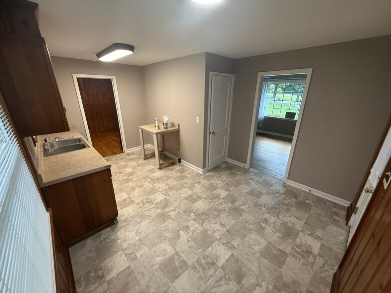 More Photos Of 105 Donald St, Nashville Office For Sale