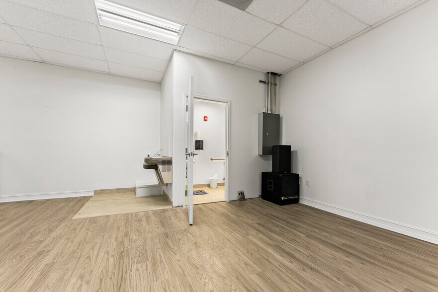 More Photos Of 2000 N Federal Hwy, Delray Beach General Retail For Lease