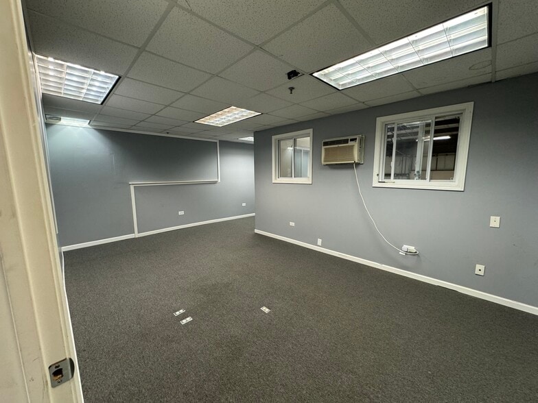 More Photos Of 189 Poplar Pl, North Aurora Warehouse For Lease