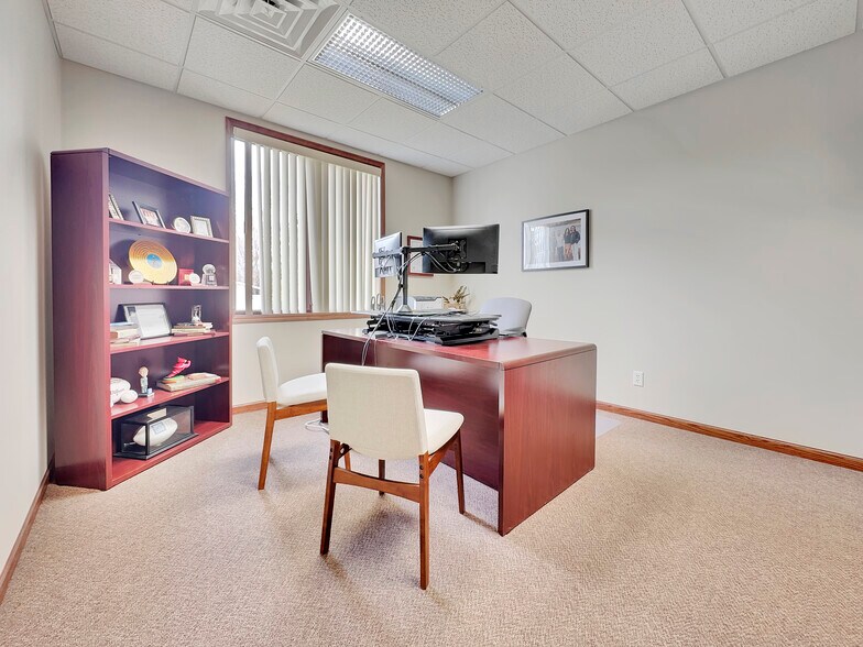 More Photos Of 808 4th St NE, Hampton Office For Sale