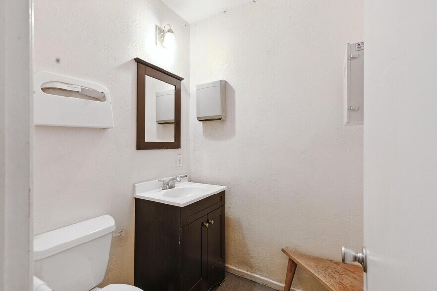 More Photos Of 5332 Beverly Blvd, Los Angeles Office Residential For Sale