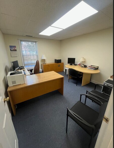 More Photos Of 33 Bedford St, Lexington Medical For Sale