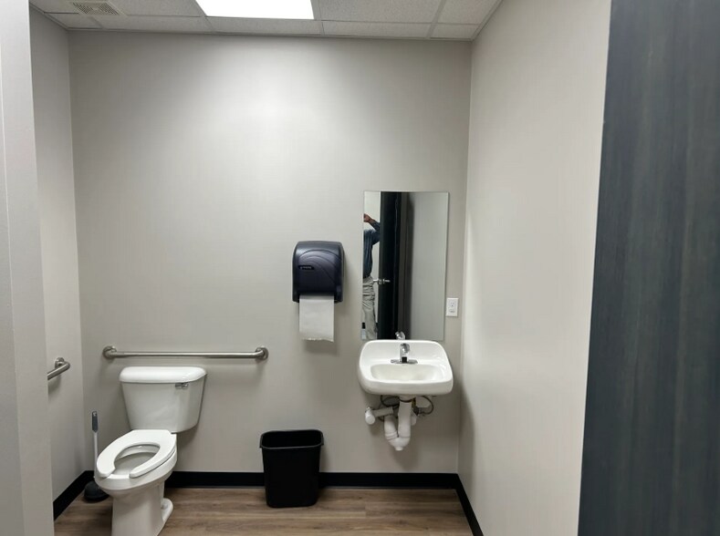 More Photos Of 850 Glaspie St, Oxford Warehouse For Sale