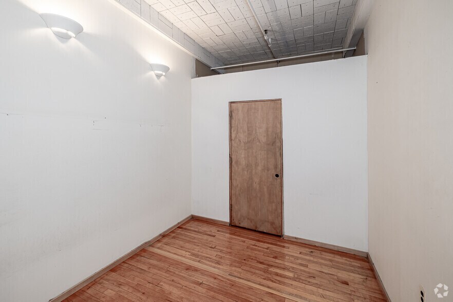 More Photos Of 221 Pine St, Florence Showroom For Lease
