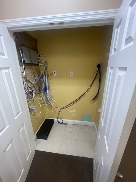 More Photos Of 180 Ferry St, Newark Storefront Retail Office For Lease