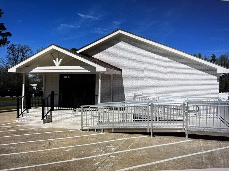 Primary Photo Of 925 N Brightleaf Blvd, Smithfield Freestanding For Sale