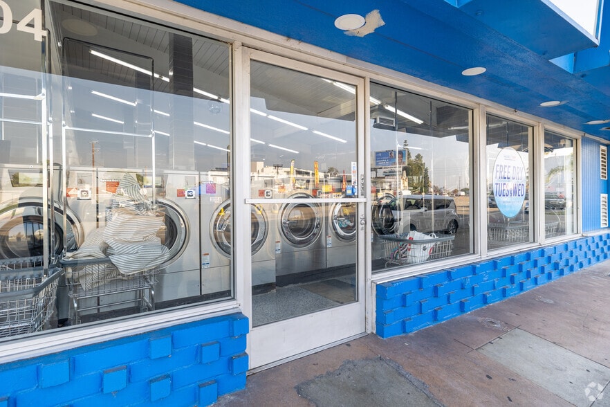 More Photos Of 10504 Victory Blvd, North Hollywood Freestanding For Sale